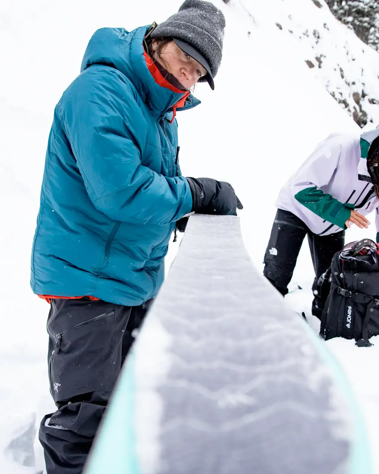 jones-snowboards-pre-cut-nomad-pro-splitboard-skins image 2